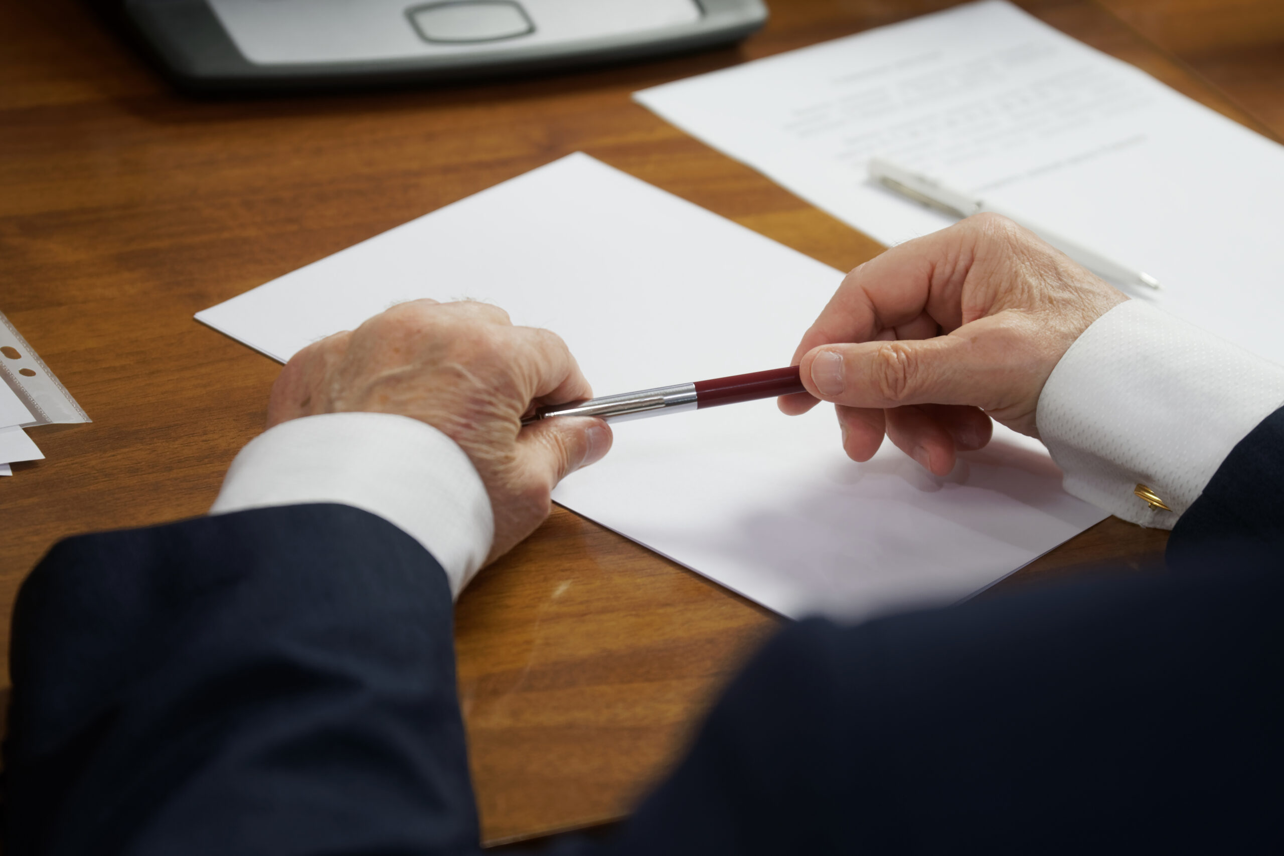 Notaire expliquant les frais de succession à une famille, conseils pour anticiper et réduire les coûts